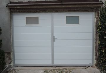 dvojkrídlová brána - prevedenie: biela - stredový prelis, rám: ELOX, 2 x okno