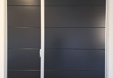 dvojkrídlová brána - prevedenie: RAL9005, hladký panel,  rám ELOX