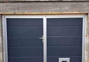 dvojkrídlová brána - prevedenie: antracit - hladký panel, rám ELOX + dvierka