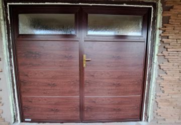dvojkrídlová brána - prevedenie: mahagon - hladký panel + 2x okno, rám vo fólii