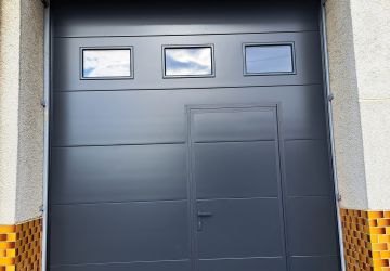 prevedenie: antracit - hladký panel, integrované dvere, 3x okno, rám dverí + okná vo fólii