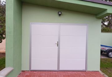 dvojkrídlová brána - prevedenie: biela - hladký panel, rám ELOX
