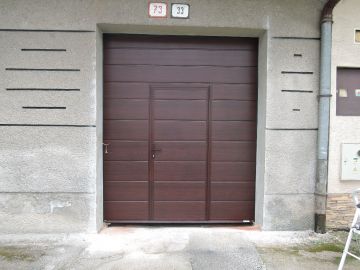 prevedenie: mahagón - lamela - stredový prelis + integrované dvere (znížený prah), rám dverí vo fólii
